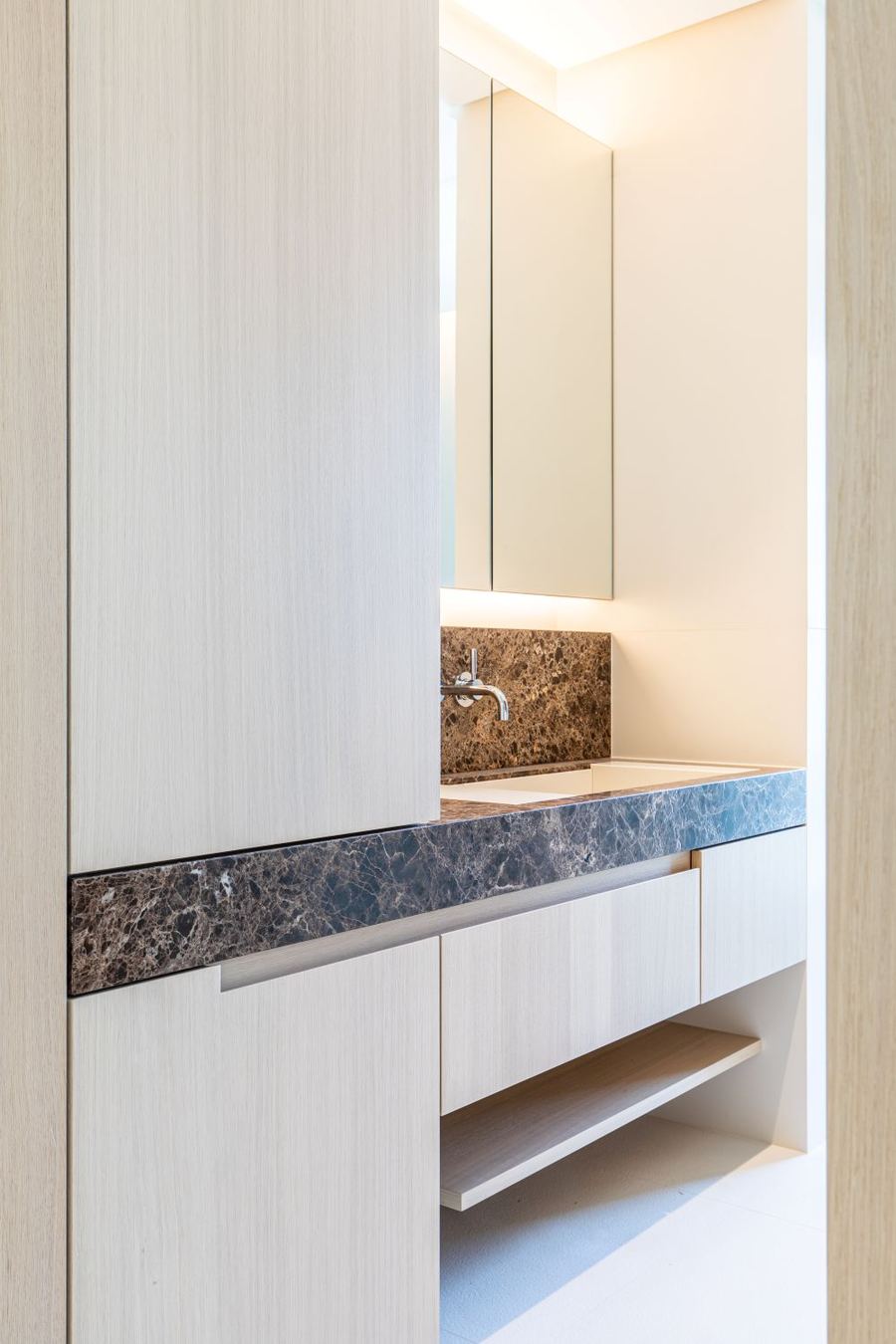 Plan de lavabo et crédence en marbre