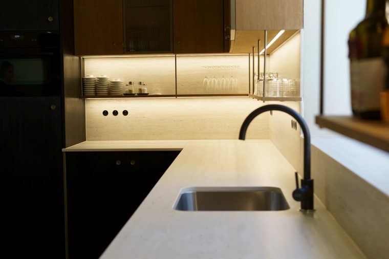 Plan de travail, crédence et habillage de meuble en céramique Dekton Marmorio, finition mate
