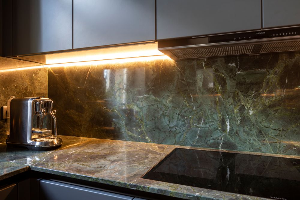 Cuisine compacte avec des surfaces en pierre au caractère inimitable