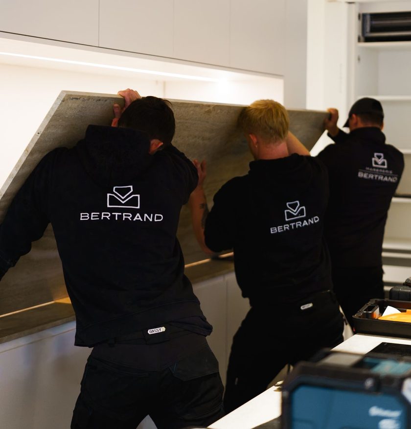 L'équipe Bertrand pose un plan de travail en travertin