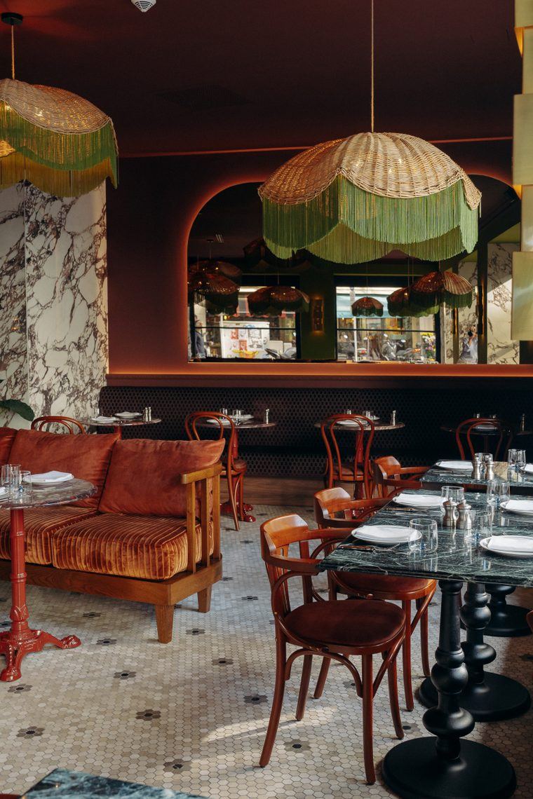 Tables sur mesure en marbres vert et rouge — Restaurant Onda