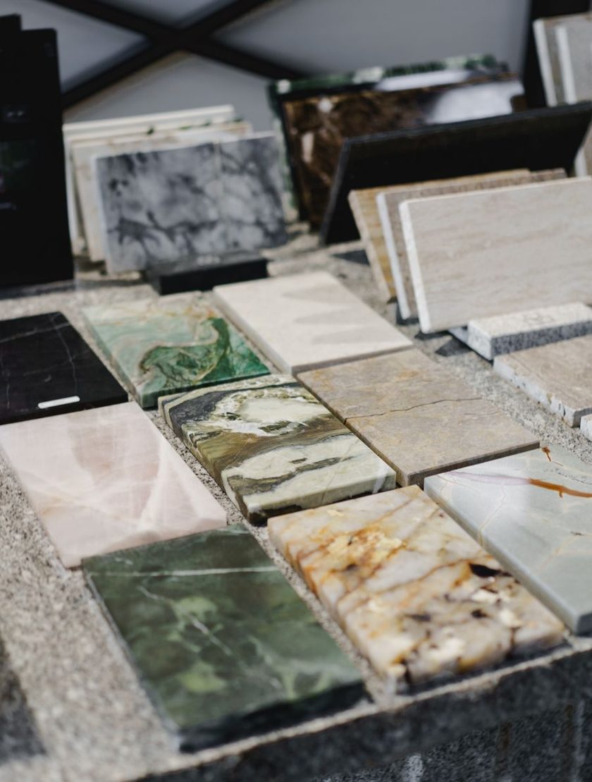 Échantillons de pierres naturelles et surfaces manufacturées à l'atelier