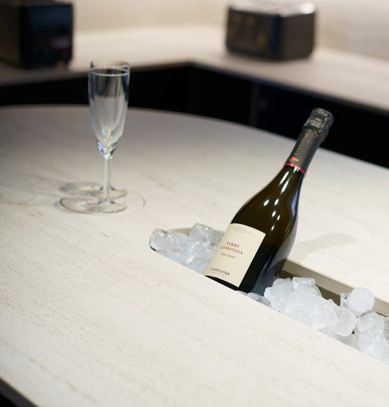 Découpe spéciale dans le plan de travail en céramique Dekton Marmorio, finition mate